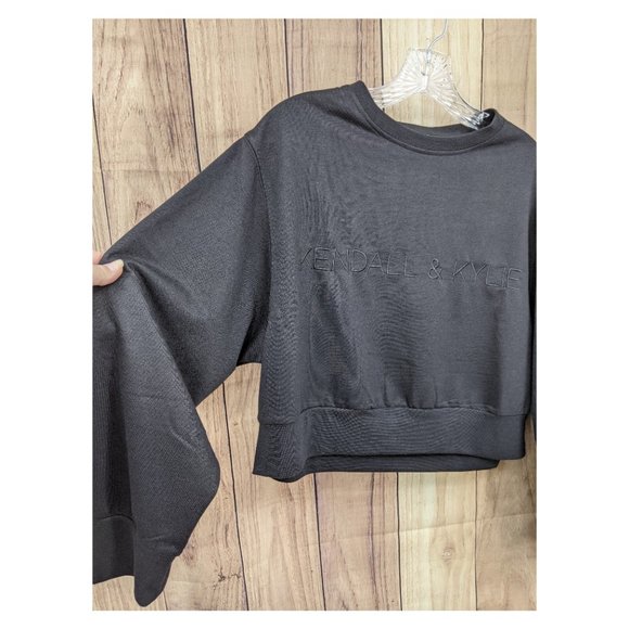 KENDALL & KYLIE Black Cropped Sweatshirt NWT Spell Out Logo Embroidered … - Picture 4 of 7
